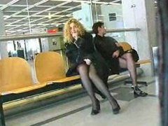 Auf dem Flugplatz frivol die Fotze gezeigt